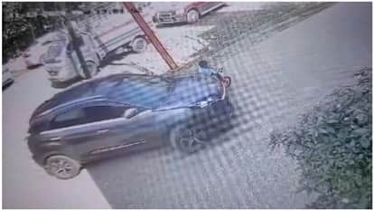 Betul Crime News: Car runs over 4 year old child, yet he narrowly escapes