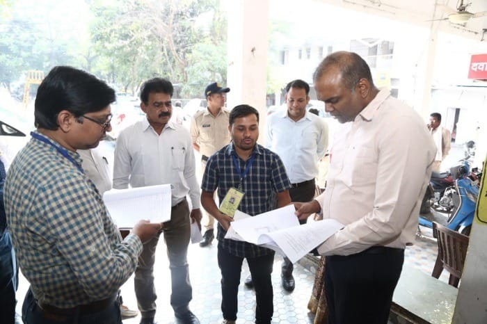 Bhopal: Instructions to add names of young voters in voter list, divisional commissioner inspected polling sta