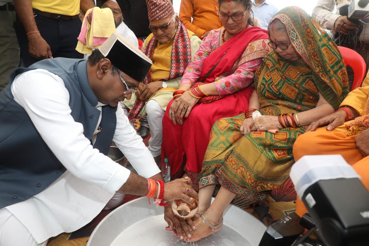 Bhopal: Minister Sarang washed the feet of the elderly in memory of his parents and said- God resides in his p