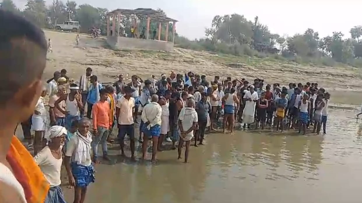 Patna News boat full of passengers collided with Pipapul one person died due to drowning in Ganges river