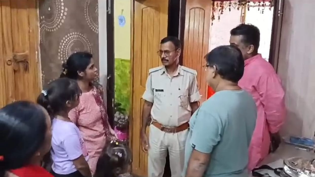Bihar Crime Nalanda wife of cement trader was held hostage and robbed property worth 15 lakhs was taken away
