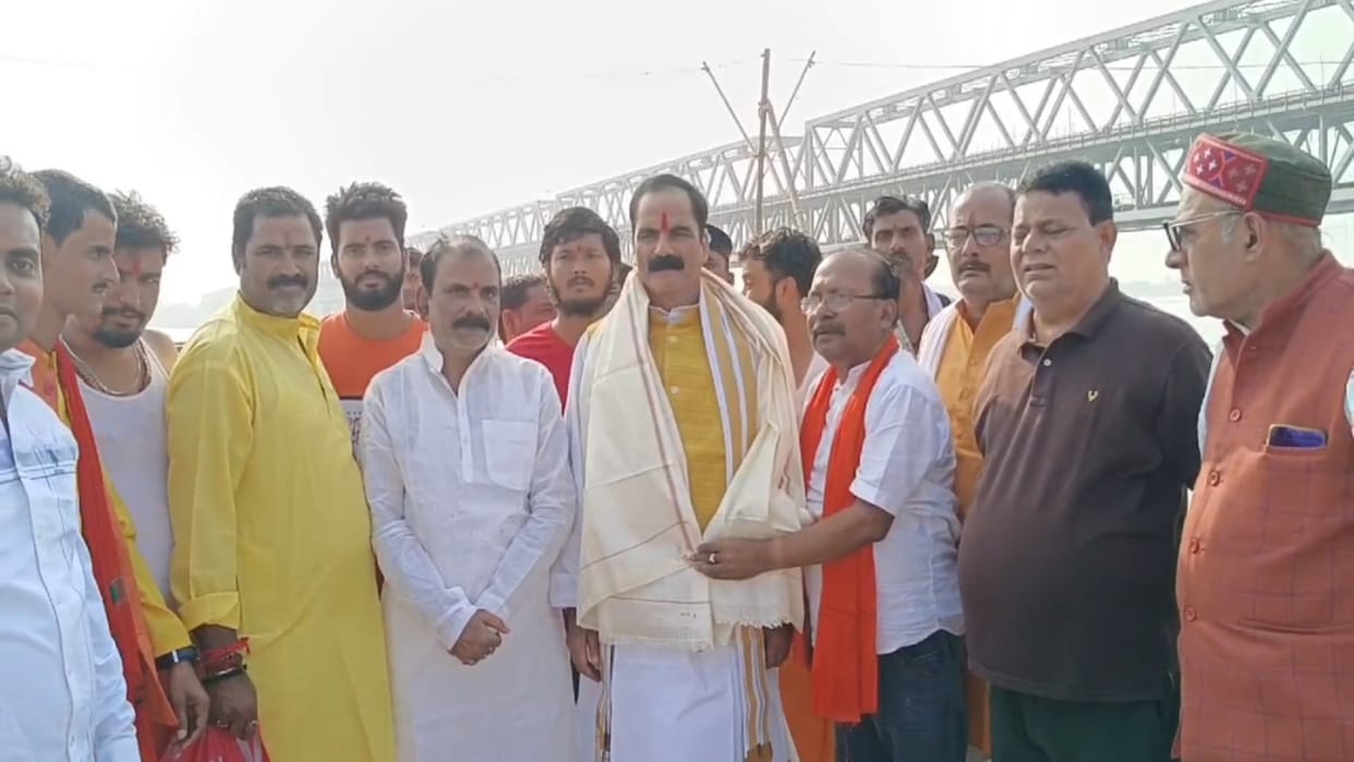 Bihar After laying foundation stone of Darbhanga AIIMS BJP MP Gopal Ji Thakur took off his turban immersed