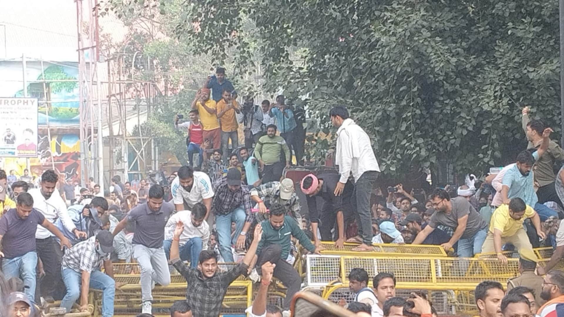 Uppsc protest students detained prayagraj police in morning