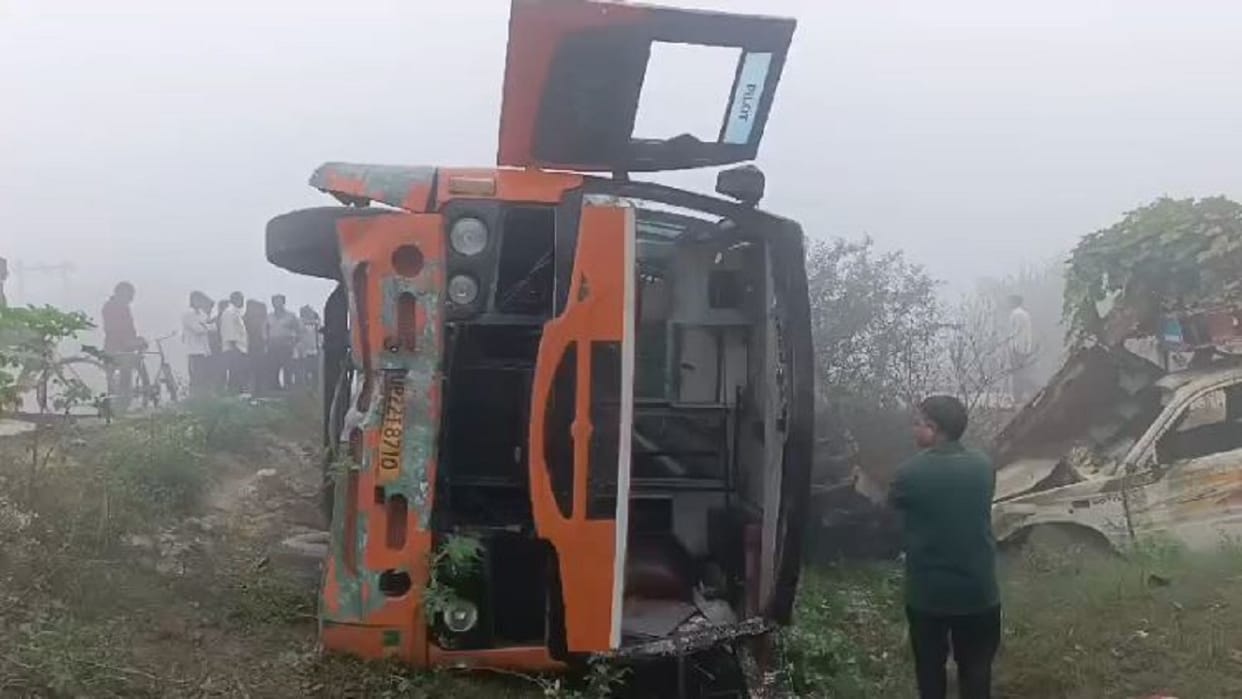 Private bus overturned in roadside ditch more than 20 workers injured in Pilibhit