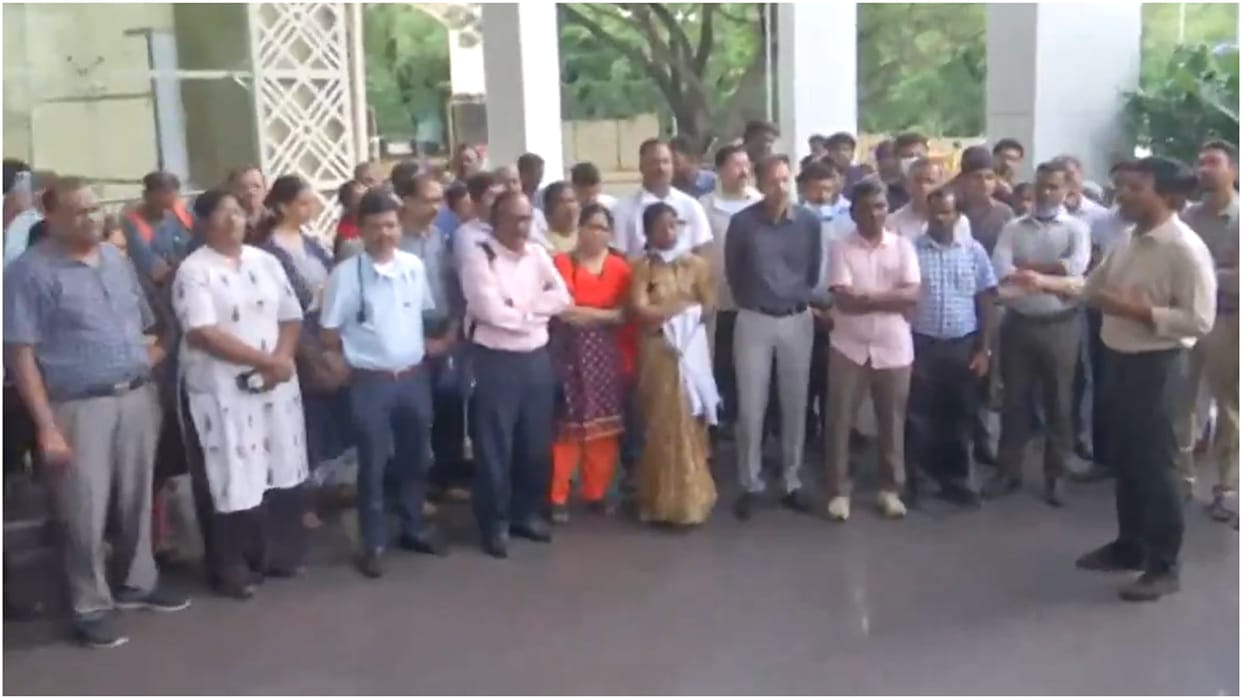 Doctors protest against attack on doctor in tamil nadu, state government will give tags to patients
