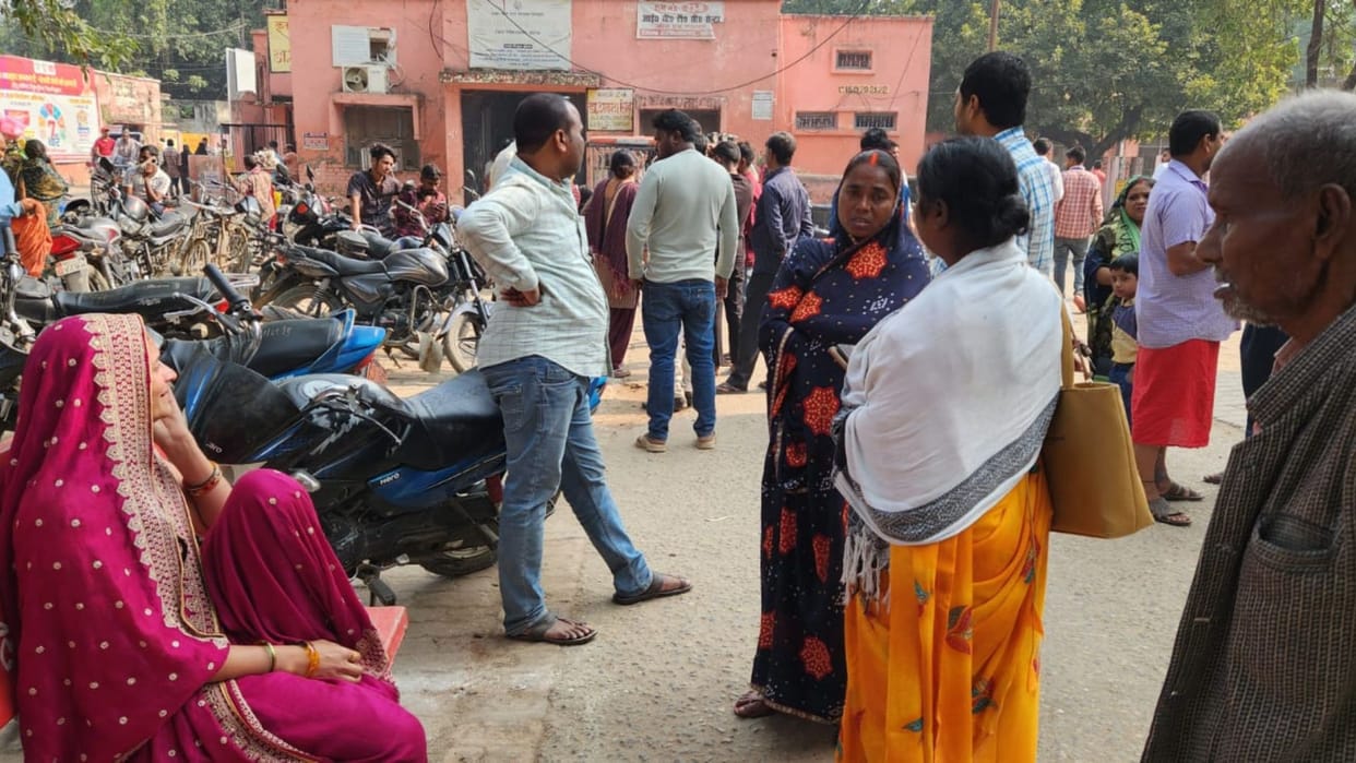 Teen dies in collision between school van and e-rickshaw accident happened while going to take bath in Ganga