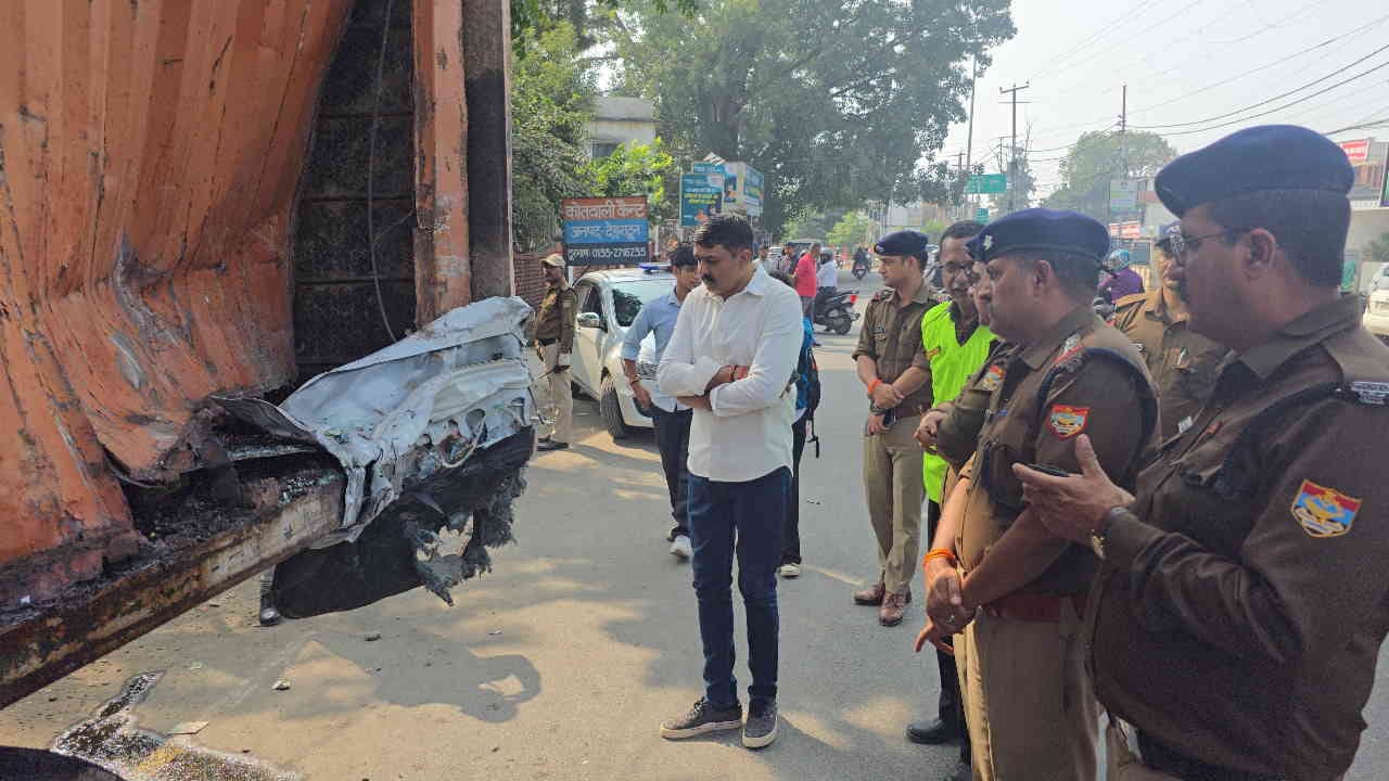 Dehradun Accident luxury car stopped after seeing the container but Innova did not apply brakes after overtake