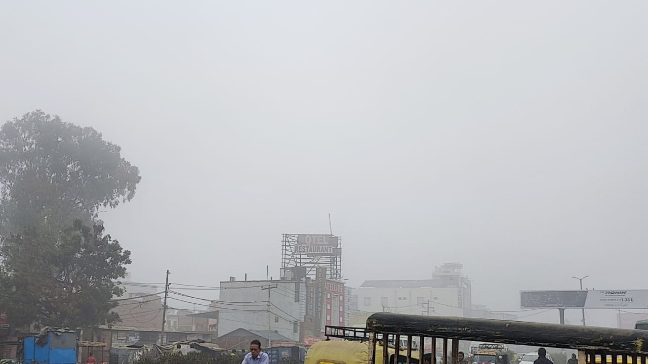 bareilly in the grip of dense fog temperature dropped by four degrees