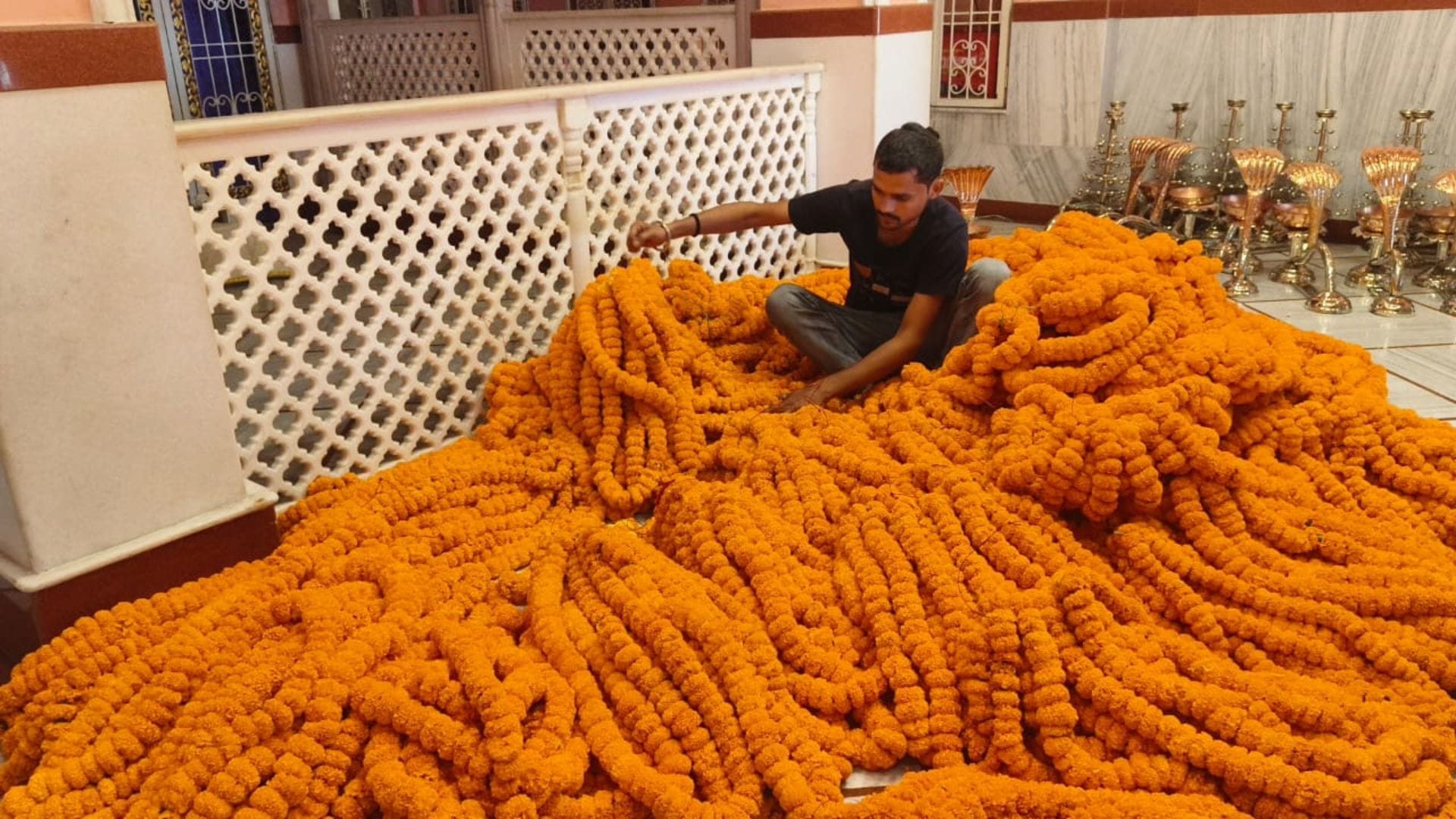 You would have never seen such an attraction lights of fringes on the ghat see photo gallery