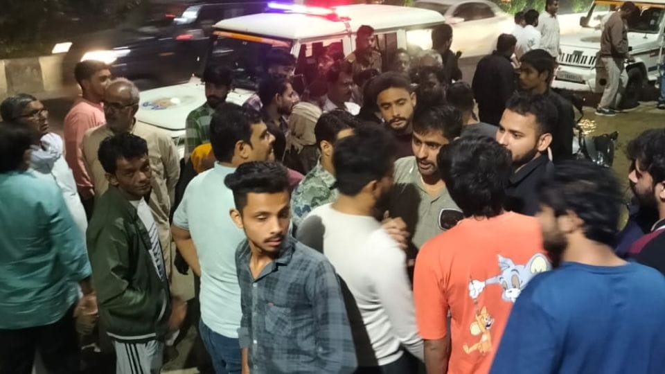 Bike riding youth fired three rounds at a shopkeeper in Ghaziabad