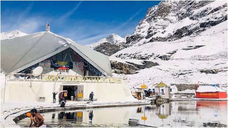 Hemkund Sahib: सेना के जवानों संग टीम घांघरिया रवाना, सड़क पर जमी है बर्फ, मई में शुरू होगा हटाने का काम