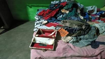 कमरे में बिखरा पड़ा सामान