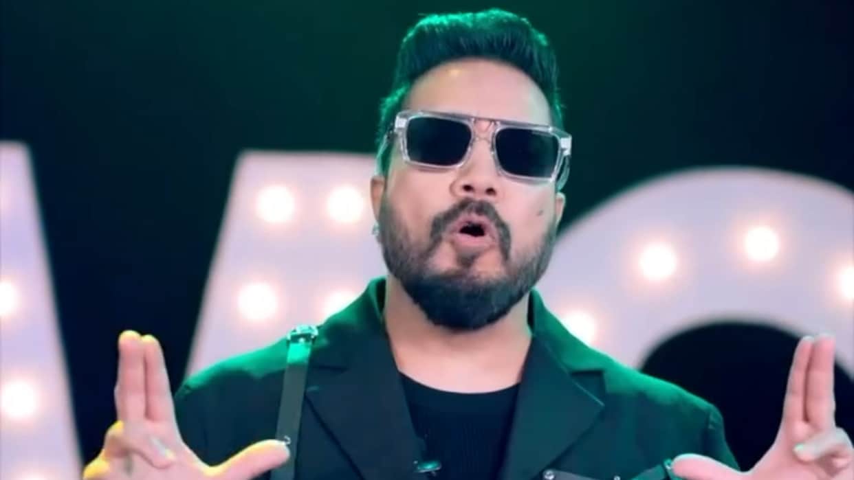 Mika Singh Pakistani fan gave him expensive gifts on stage Watch video here