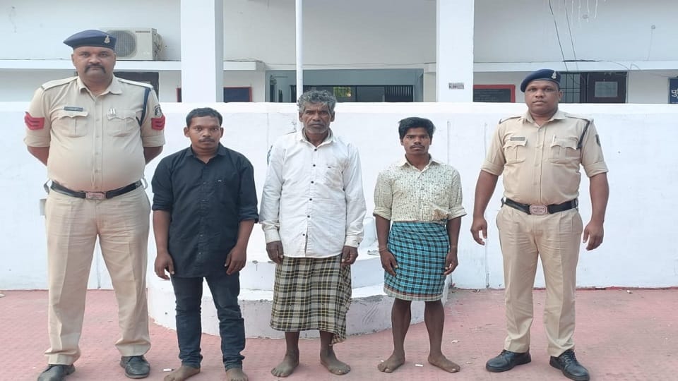 पुलिस की गिरफ्त में आरोपी