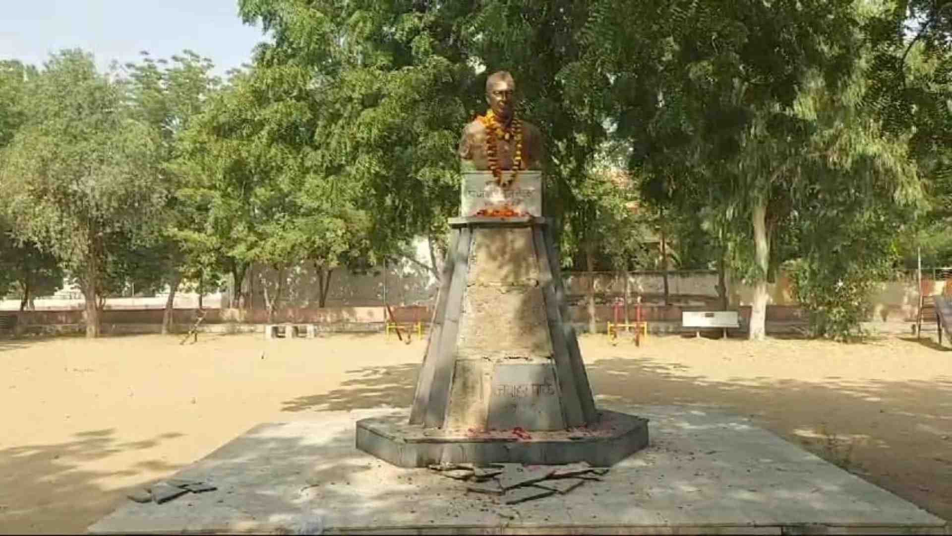 प्रतिमा पर की गई तोड़फोड़।