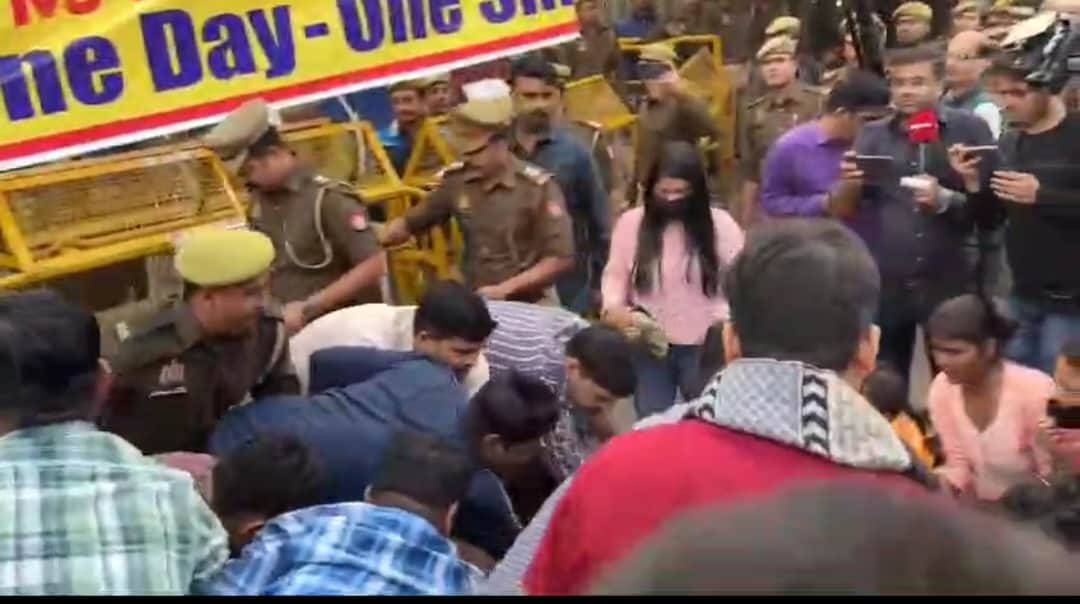 Uppsc protest students detained prayagraj police in morning