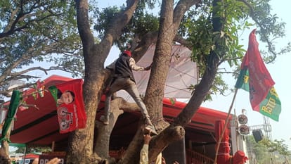 Prayagraj: Akhilesh's meeting was held in Bandaria Bagh, supporters climbed tents and trees