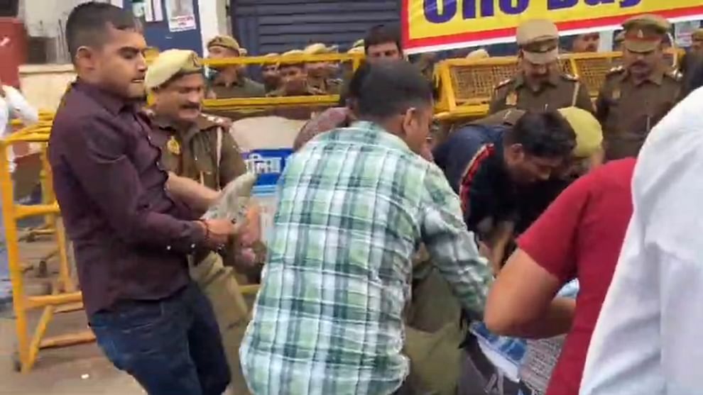 Administration action against UPPSC candidates protesting in Prayagraj Police forcibly picked up dragged them