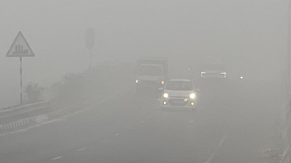 Driving In Fog:दिल्ली में छाई धुंध की वजह से दृश्यता हुई काफी कम, जानें सुरक्षित तरीके से कैसे चलाएं गाड़ी - Car Driving In Fog Tips For Driving In Foggy Conditions -