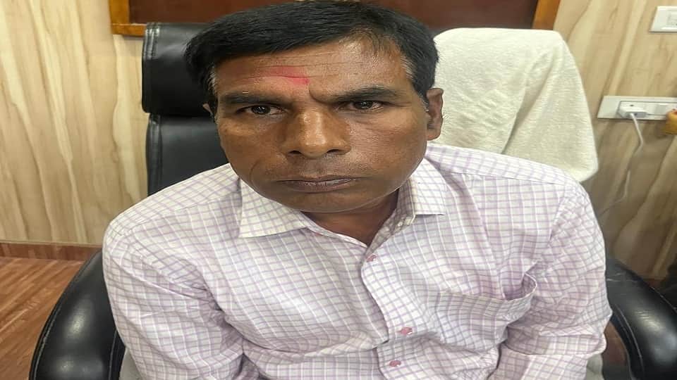 रिश्वत लेते रंगे हाथ गिरफ्तार डिप्टी कलेक्टर