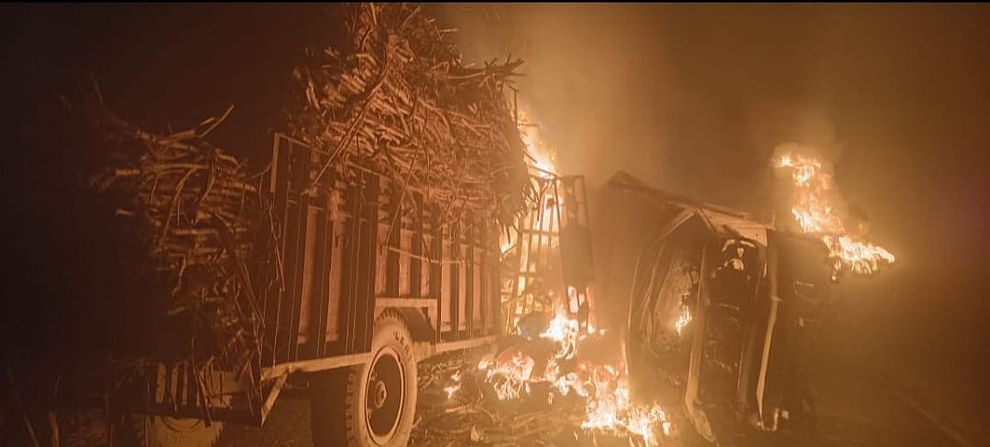 Sitapur: A tractor trolley loaded with sugarcane and a pickup collided, a massive fire broke out, the driver s