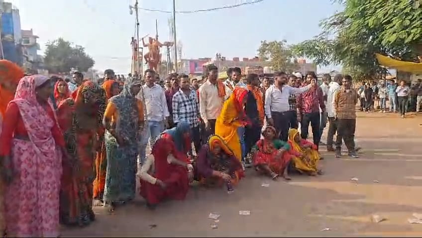 शिवपुरी में पुलिस पर आरोप लगाते हुए परिजनों ने धरना दिया