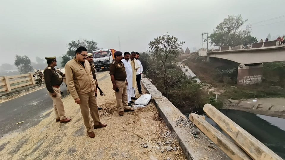 Muzaffarnagar: Truck fell into Kali river due to fog, driver died, divers broke the glass and took out body
