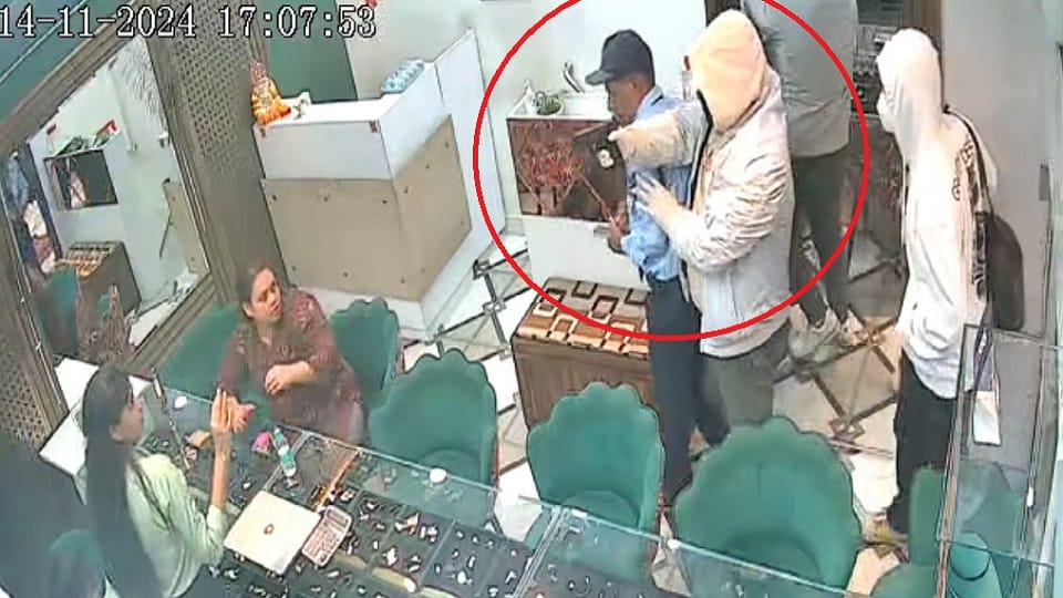 Masked miscreants broke into a jewellery shop in Faridabad robbers defeated due to bravery of the employee