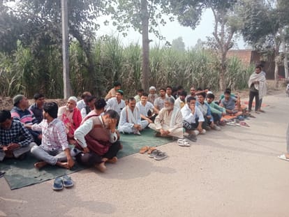धरनु पर बैठे कांग्रेस कार्यकर्ता