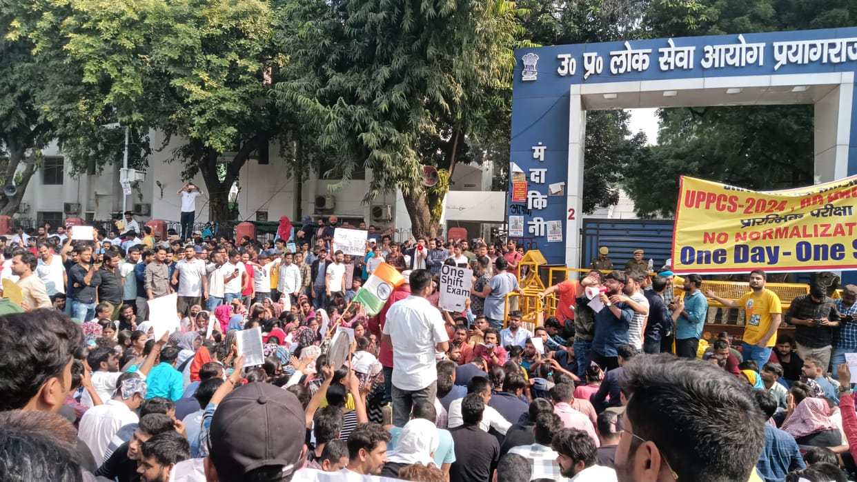 Uppsc RO Aro Exam Protest in Prayagraj Live Uppsc Aspirants Are Protesting in Prayagraj One Day One Exam