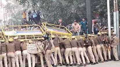 Administration action against UPPSC candidates protesting in Prayagraj Police forcibly picked up dragged them