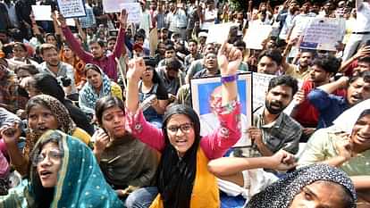 UPPSC Protest Students took a dig at commission and government through two characters of Panchayat series