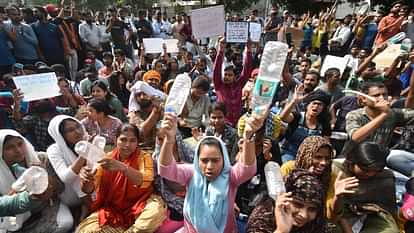 UPPSC Protest Students took a dig at commission and government through two characters of Panchayat series