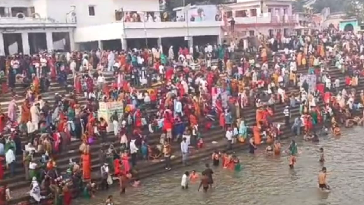 flood of faith in Azamgarh Worship done monasteries and temples on Kartik Purnima police deployed for security
