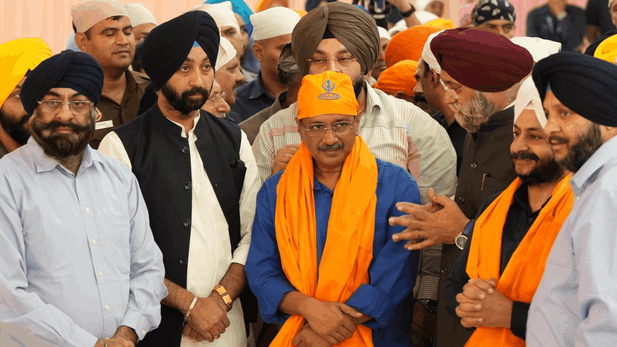 arvind Kejriwal paid obeisance at Rakabganj Gurudwara