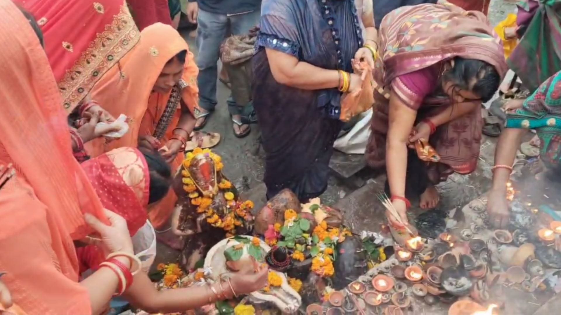UP: People take bath in rivers on kartik Purnima.
