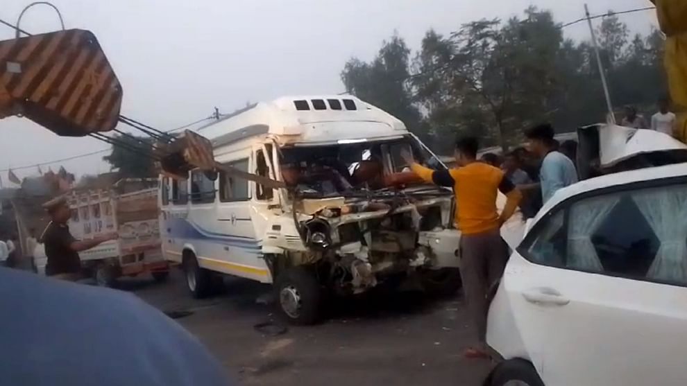 Ayodhya: Three died and many injured in an accident on Ayodhya Lucknow highway.