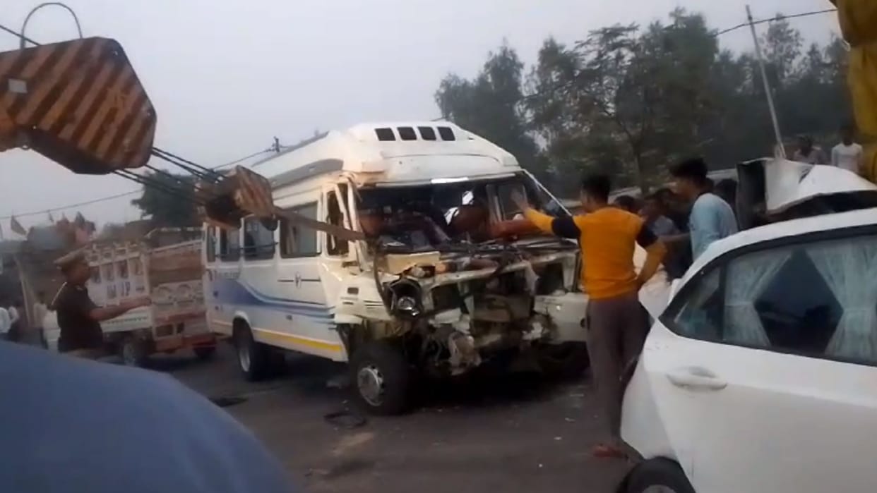 Ayodhya: Three died and many injured in an accident on Ayodhya Lucknow highway.