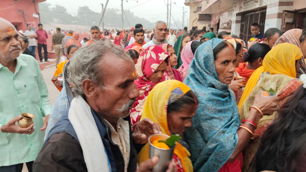 UP: People take bath in rivers on kartik Purnima.