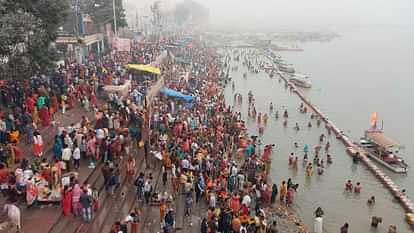 Ayodhya: Ramnagari started resonating with cheers since morning, lakhs of devotees gathered for Kartik-Purnima bath. Devotees take bath in Sarayu River in Ayodhya.