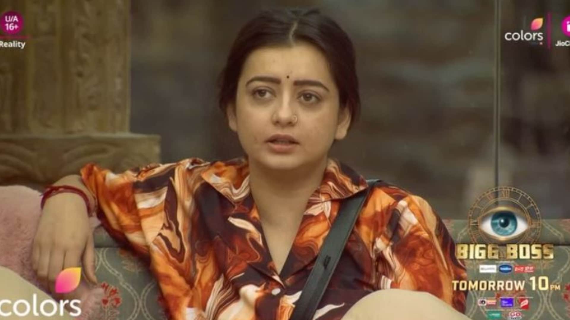 Bigg Boss 18 Chum Darang accuses Chaahat Pandey of biting her shows marks Karan Veer Mehra reacts report