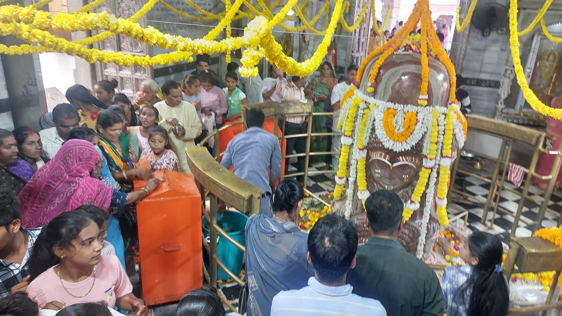 Mandsaur: Faith gathered on Kartik Purnima in Pashupatinath temple, women and girls donated lamps in Shivana