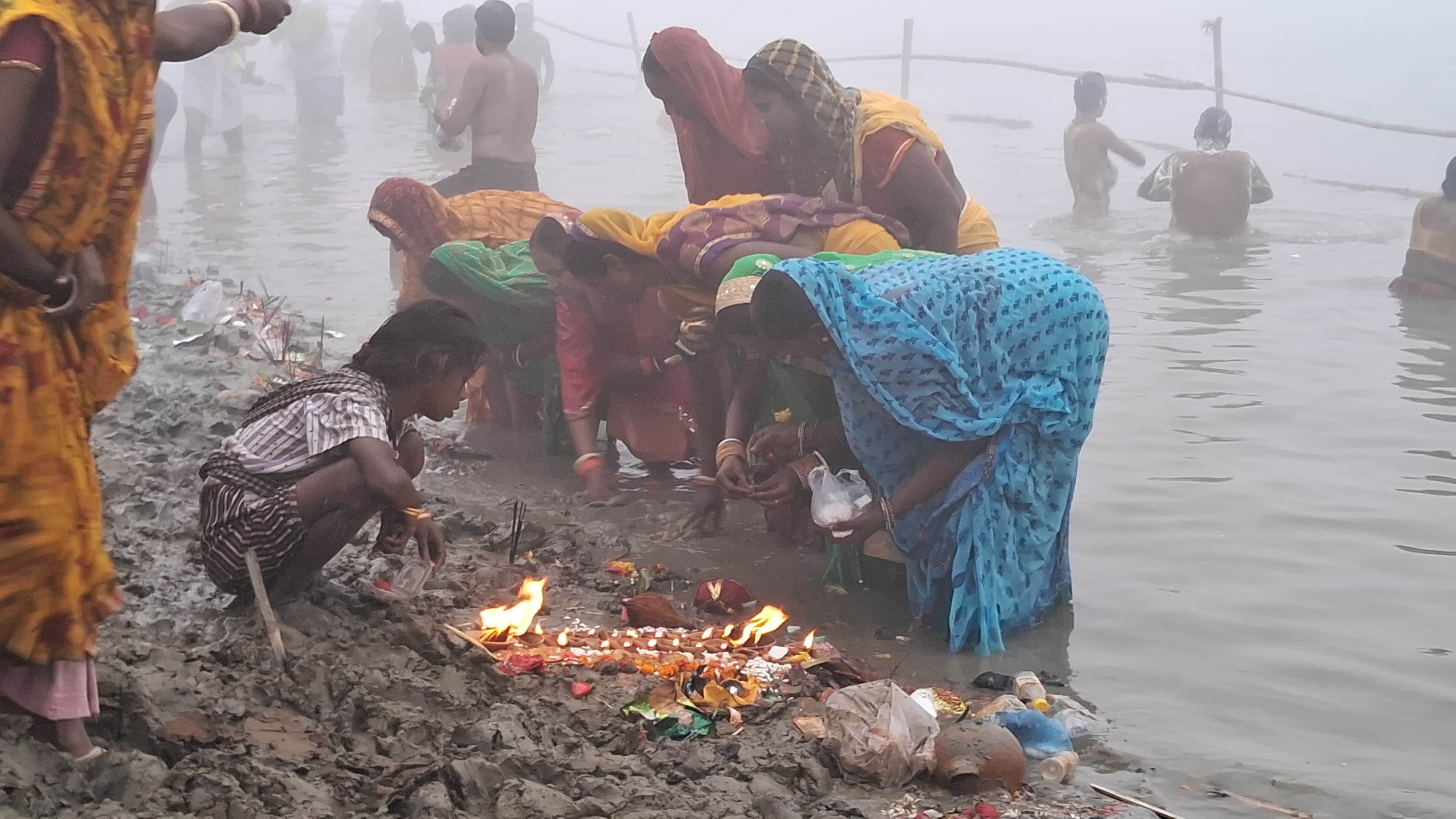 Bihar: Crowd gathered on Ganga Ghats of Bihar on Kartik Purnima, Patna, Hajipur, Simaria, Buxar, Manihari.