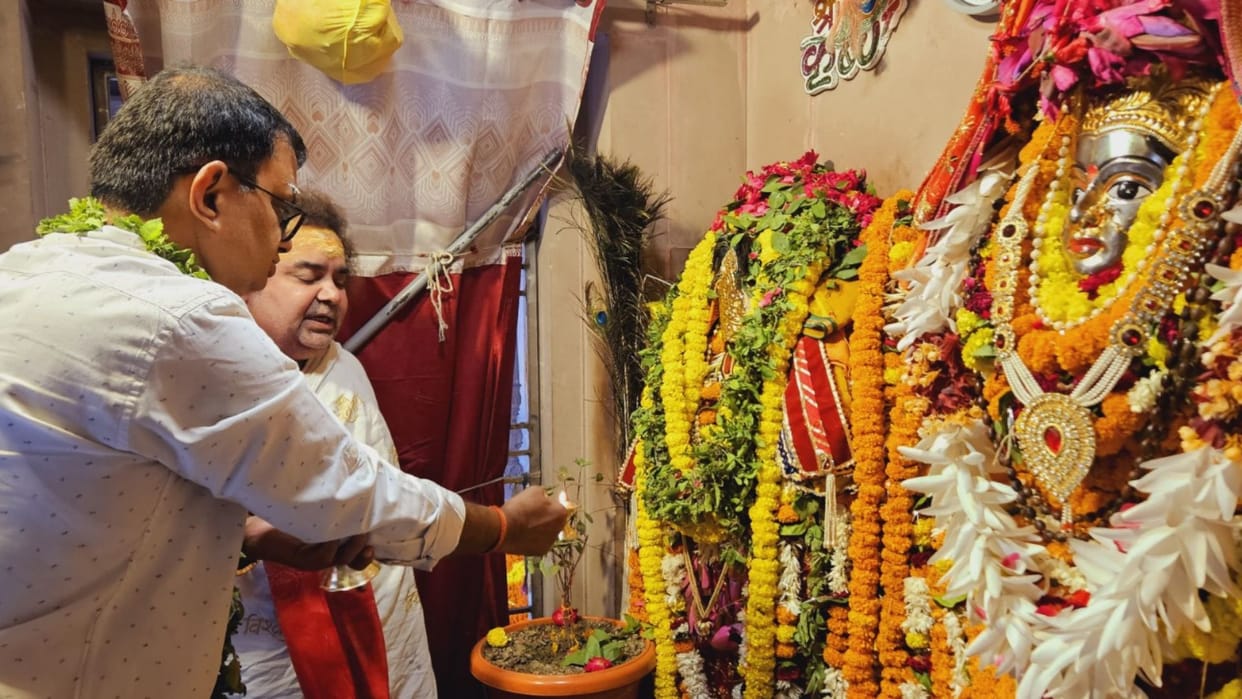 Baikunth Chaturdashi Tulsi leaves offered to Baba Vishwanath worship done once year special worship