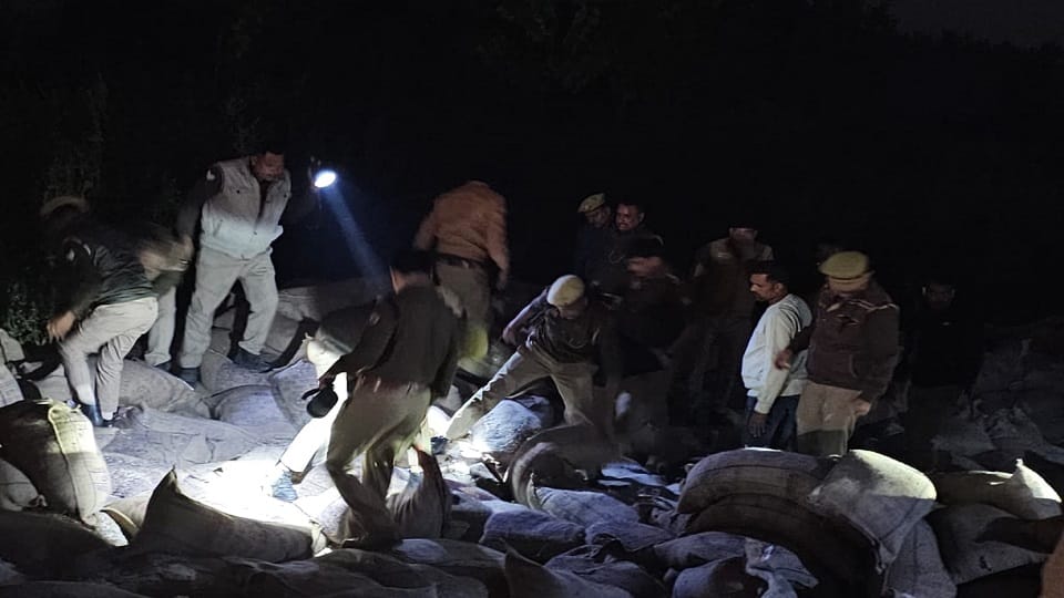 man died in accident in Bareilly truck overturned after hitting policemen who were removing the body