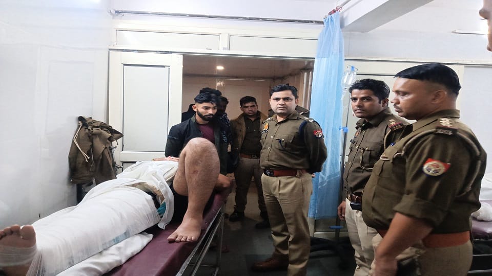 man died in accident in Bareilly truck overturned after hitting policemen who were removing the body
