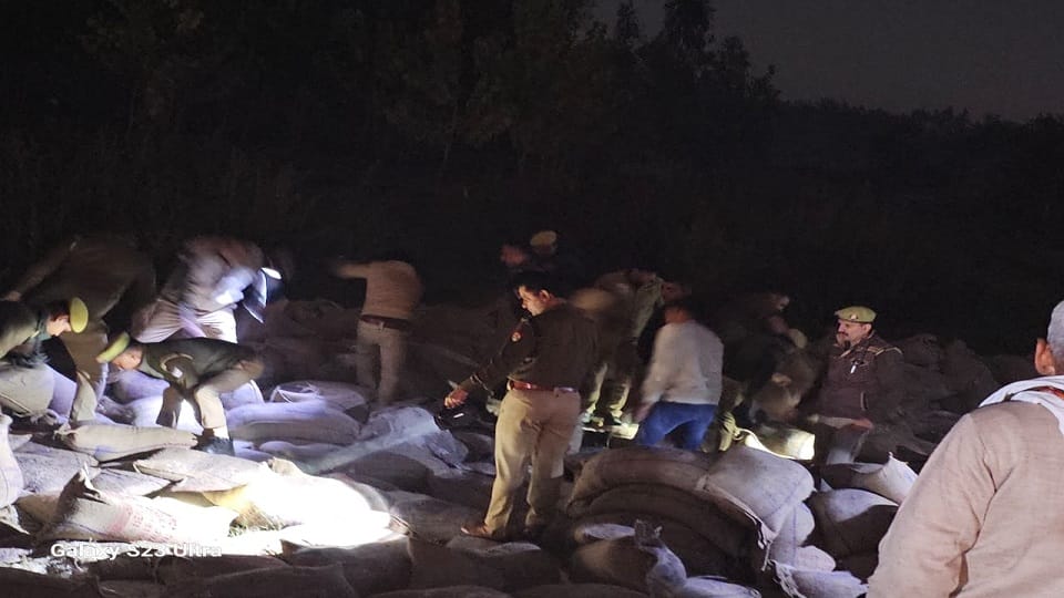 man died in accident in Bareilly truck overturned after hitting policemen who were removing the body