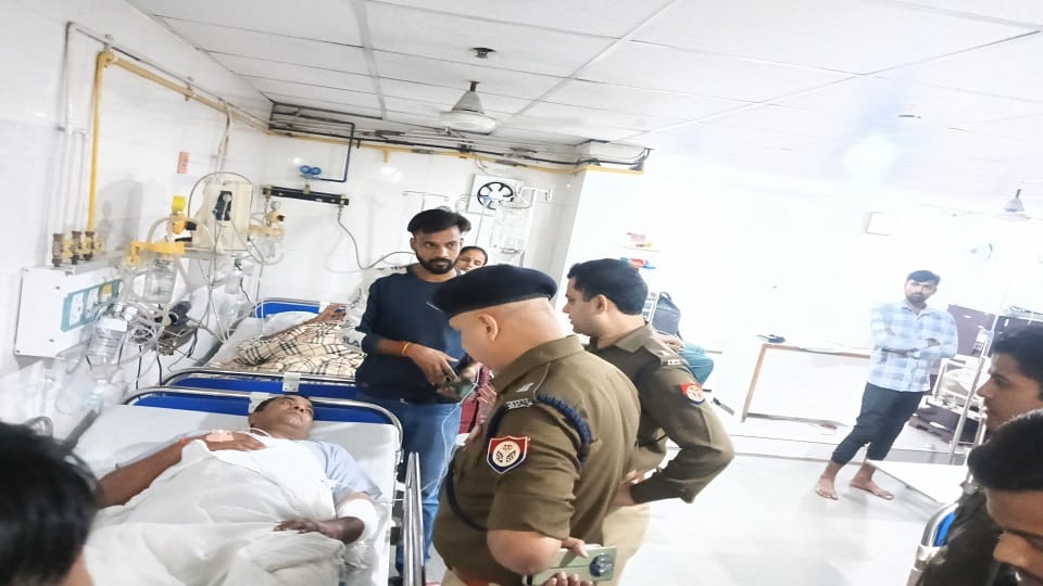 man died in accident in Bareilly truck overturned after hitting policemen who were removing the body