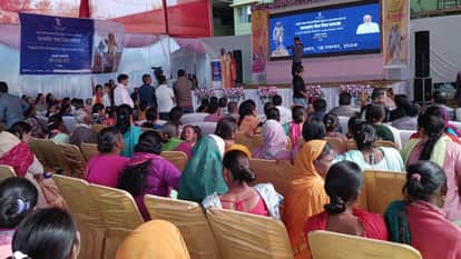 आयोजन में पहुंचे लोग