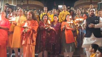सचिन तेंदुलकर की पत्नी अंजलि और बेटी सारा तेंदुलकर ने परमार्थ निकेतन ऋषिकेश में गंगा आरती की